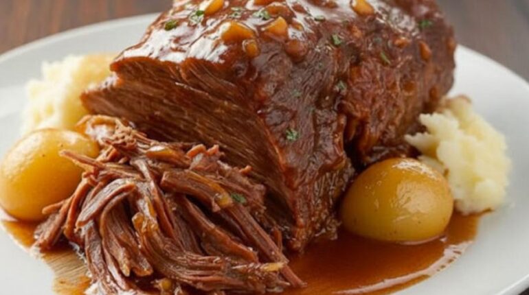 Bœuf effiloché aux oignons : la technique de cuisson lente qui transforme une viande ordinaire en plat fondant prêt à l’avance Bœuf effiloché Cuisine rustique Cuisson lente Oignons caramélisés Plat réconfortant Recette facile