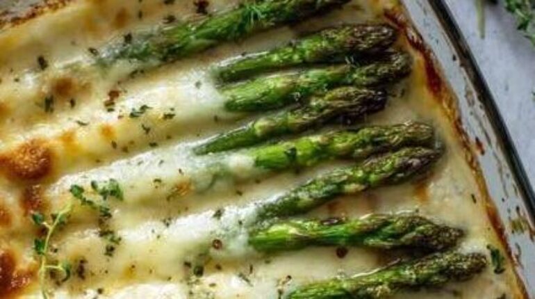 Casserole d’asperges au bacon : l’alliance crème-fromage qui transforme un légume ordinaire en plat réconfortant Asperges Bacon Casserole fromage Plat réconfortant Recette beauté