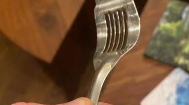 Cuisine vintage : comment la cuillère gratte-beurre résolvait le problème du beurre trop dur avant l’invention des tartinables Astuce cuisine beurre Histoire culinaire Les coiffures vintage des années 90’s Ustensiles de cuisine