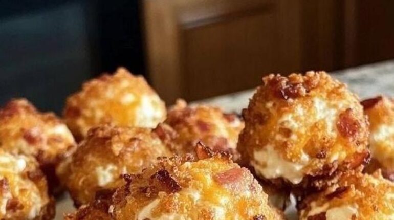 Mini boules de fromage bacon-cheddar : la recette faible en glucides qui fait l’unanimité à l’apéro Apéritif Bacon Boules de fromage Cheddar Recette faible en glucides