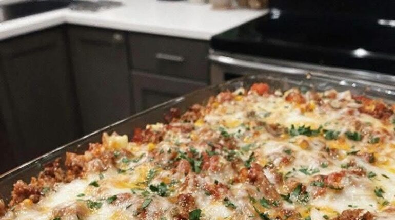 Ground Beef Casserole : la recette complète qui associe bœuf haché, nouilles aux œufs et double fromage en un seul plat Bœuf haché Boules de fromage Casserole Nouilles instantanées Recette facile