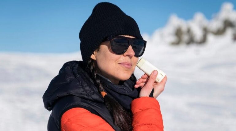 Huit stations de ski offrent de la crème solaire gratuite : l’initiative qui change la prévention du cancer en montagne Crème solaire Prévention cancer Santé montagne Stations de ski UV en altitude