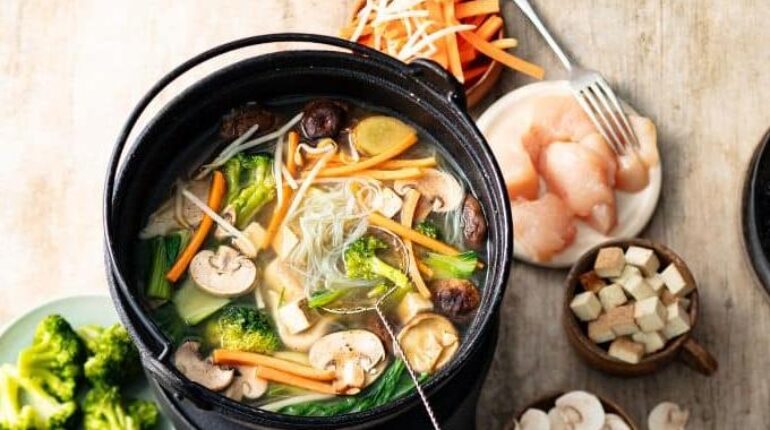 3 ingrédients Bouillon savoureux Cuisine asiatique Fondue chinoise Recette beauté Repas convivial Saveurs