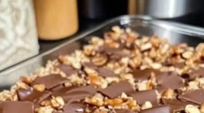 Barres chocolat-caramel : la recette à trois couches avec base de bretzels qui change tout Barres chocolatées Bretzels Caramel Desserts Gourmandises Recettes d'accompagnement