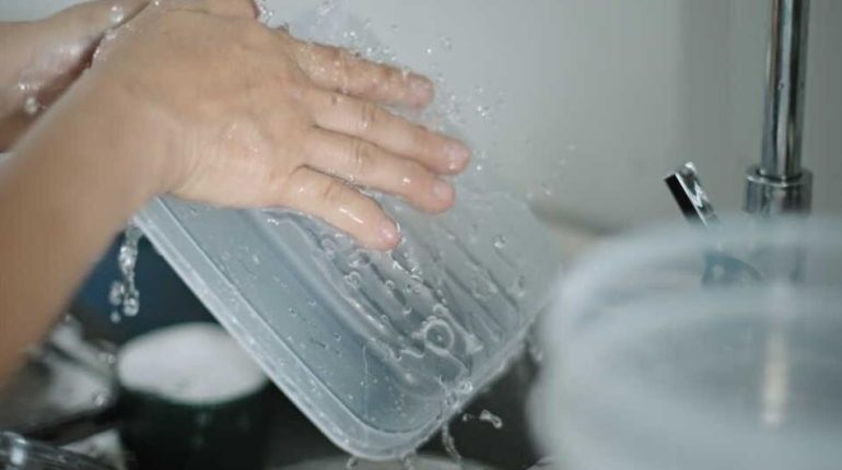 Taches de sauce tomate sur plastique : la technique eau bouillante + papier absorbant qui redonne leur éclat aux contenants Astuce cuisine Astuces ménagères en plastique nettoyage dentaire Rangement Solutions rapides