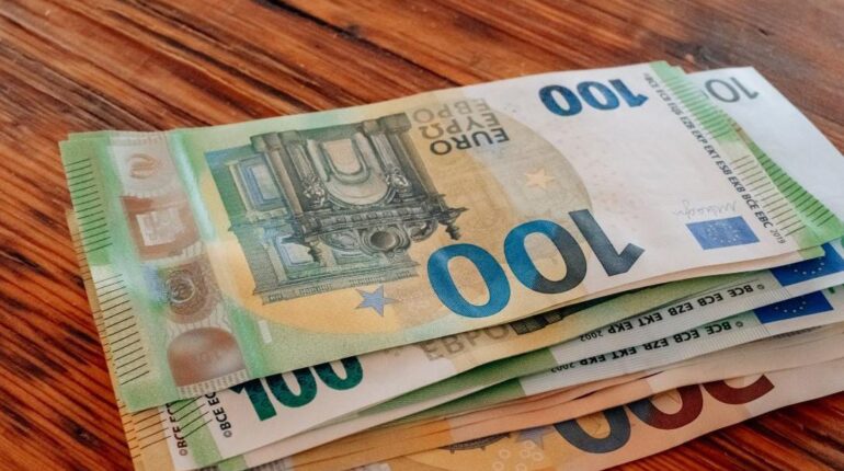 Prime de Noël : la CAF verse 152 à 320 euros en janvier aux nouveaux bénéficiaires du RSA inscrits en décembre Allocations familiales Anniversaire album Bénéficiaires Caf l'aide sociale Prime de Noël