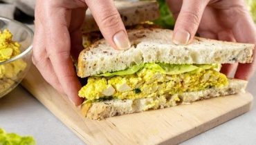 Salade d&rsquo;œufs revisitée : pain au levain, avocat et assemblage diagonal pour transformer le sandwich classique