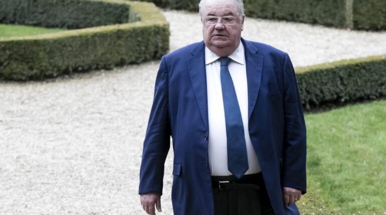 Protection policière limitée : 24 anciens ministres perdent leur chauffeur à vie, Daniel Vaillant n’a pas conduit depuis 25 ans actualité politique France Anciens ministres Code de la sécurité sociale privilèges Élysée Protection policière Sécurité dans les transports