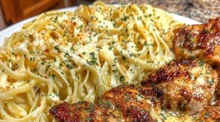 Poulet au beurre à l’ail et pâtes crémeuses au parmesan : la recette réconfortante prête en 30 minutes Cuisine rapide Parmesan Pâtes Plat réconfortant Poulet Recette facile