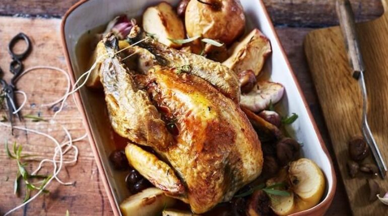 Pintade rôtie en 10 minutes de préparation : la recette d’hiver pommes-châtaignes qui régale 6 personnes Châtaignes Cuisine française Pintade Plat principal Pommes Recette d'hiver