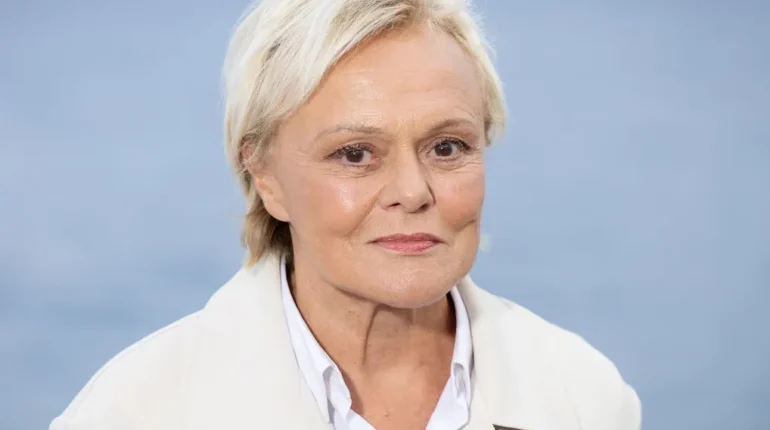 Muriel Robin et les Enfoirés : pourquoi elle a quitté après 15 ans malgré le succès du spectacle Actualités musique Artistes Association carrière Les Enfoirés Muriel Robin spectacle