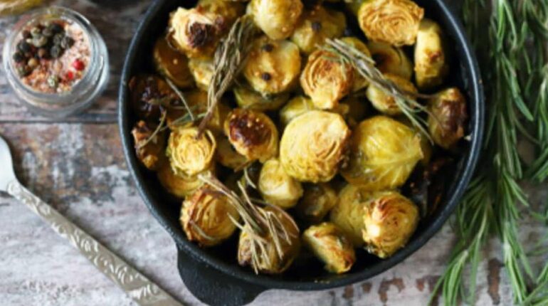 Choux de Bruxelles : le blanchiment de 3 minutes qui élimine leur amertume avant de les caraméliser au four Amertume Astuce cuisine Caramélisation Choux de Bruxelles Jus de fruits et légumes Légumes d'hiver Recette beauté