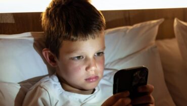 Harcèlement en ligne Jeunesse les réseaux sociaux Loi française Protection des mineurs Réglementation numérique Usage des écrans