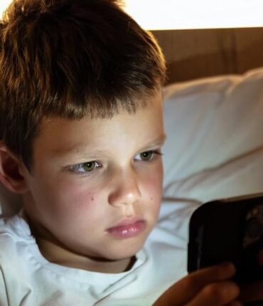 Réseaux sociaux interdits aux moins de 15 ans : ce que prévoit la loi française dès septembre 2026