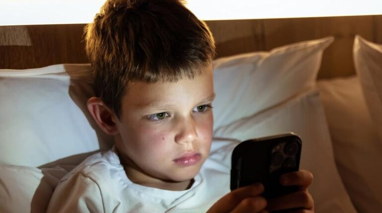 Harcèlement en ligne Jeunesse les réseaux sociaux Loi française Protection des mineurs Réglementation numérique Usage des écrans