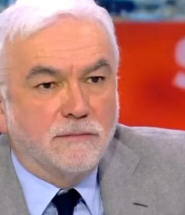 Pascal Praud accuse Emmanuel Macron d&rsquo;avoir « démoli l&rsquo;identité française » : les raisons de cette charge frontale