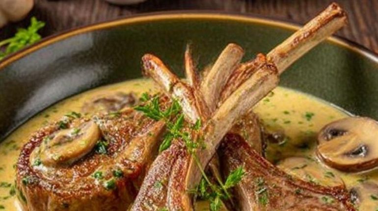 Côtelettes d'agneau Cuisine française Plat principal Recette rapide Sauce aux champignons