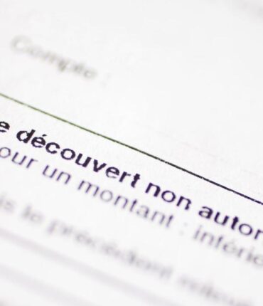 42% des 25-34 ans à découvert chaque mois : une hausse de 7 points en un an qui révèle la précarité des jeunes actifs