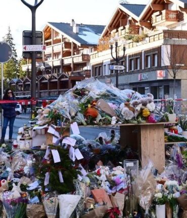 Incendie mortel de Crans-Montana : une ancienne employée révèle que la sortie de secours était systématiquement verrouillée