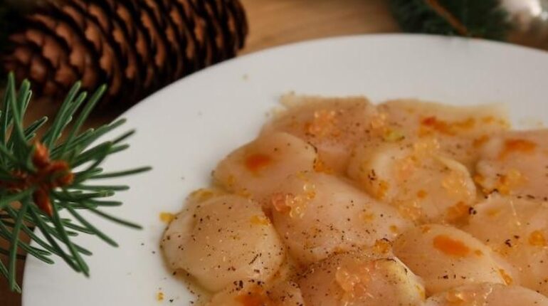 Carpaccio de Saint-Jacques : la recette 10 minutes qui sublime la poutargue et le citron caviar Carpaccio Citron caviar Fruits de mer Noix de Saint-Jacques Poutargue Recette rapide