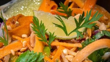 Cuisine thaïlandaise Fanes de carottes Jus de fruits et légumes Pad thaï Plat express Recette végétarienne