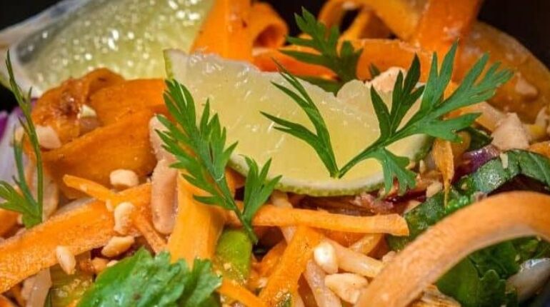 Cuisine thaïlandaise Fanes de carottes Jus de fruits et légumes Pad thaï Plat express Recette végétarienne