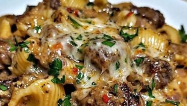 Beurre à l'ail Cuisine réconfortante Pâtes Philly Cheesesteak Plat principal Recette rapide