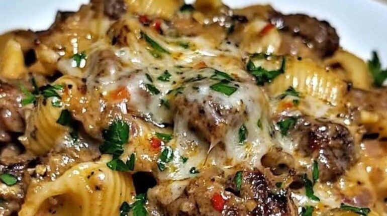 Steak au beurre d’ail et pâtes crémeuses : le plat réconfortant prêt en moins de 30 minutes Beurre à l'ail Cuisine réconfortante Pâtes Philly Cheesesteak Plat principal Recette rapide