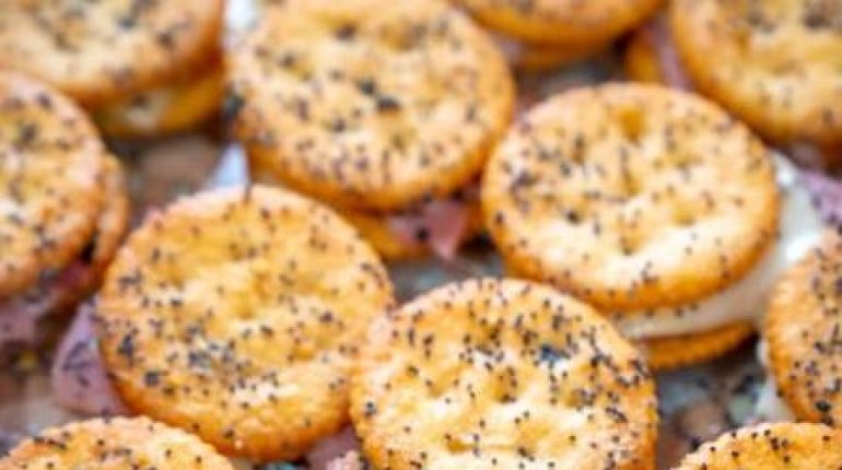 Sandwichs apéritifs aux crackers Ritz : la recette facile avec jambon, fromage suisse et graines de pavot qui fait l’unanimité Apéritifs Boules de fromage Crackers Jambon Recettes d'accompagnement Sandwichs