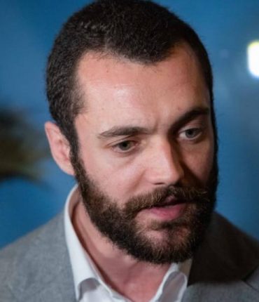 Louis Sarkozy visé par SOS Racisme après avoir déclaré être « prêt à brûler l&rsquo;ambassade » d&rsquo;Algérie : l&rsquo;association saisit la justice