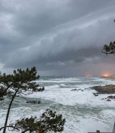 Tempête jeudi : rafales jusqu&rsquo;à 150 km/h confirmées du golfe de Gascogne à la Méditerranée, voici les départements en alerte