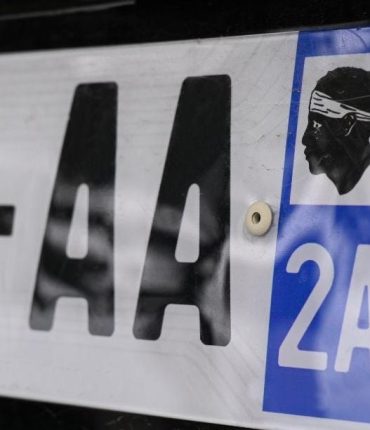 Amende de 135 euros pour un autocollant corse sur sa plaque : ce que dit réellement le Code de la route