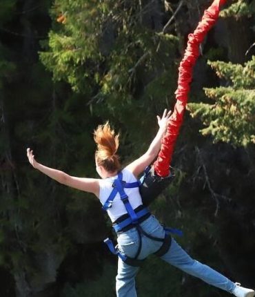 Russie : une femme chute mortellement de 88 mètres en tentant un selfie après son saut à l&rsquo;élastique d&rsquo;anniversaire