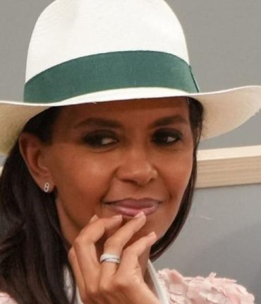 Karine Le Marchand raconte comment la mort de son père, emporté par le sida deux ans après leurs retrouvailles, a forgé sa résilience