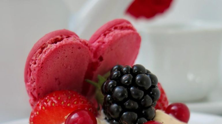 Ariana Grande et ses deux macarons coeur Crème dessert Pâtisserie Recette allégée Saint-Valentin 