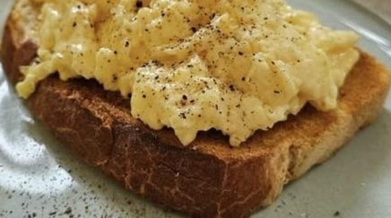 Astuce cuisine Œufs brouillés Petit déjeuner Plat savoureux Recette crémeuse Technique de chef 