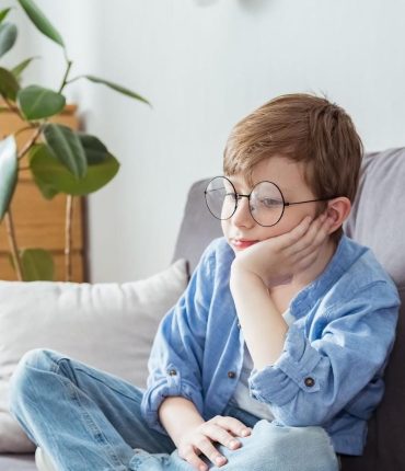 Enfants seuls à la maison : la loi française ne fixe pas d&rsquo;âge minimum mais vous risquez jusqu&rsquo;à 7 ans de prison