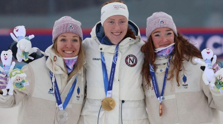 Biathlon Équipe de France JO 2026 Julia Simon Lou Jeanmonnot Menaces de mort scandale 