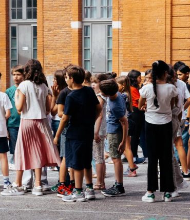Vacances scolaires : le ministre propose de réduire l&rsquo;été à 4 ou 6 semaines, enseignants et directions s&rsquo;opposent et pointent les vraies difficultés
