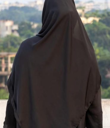 Franco-algérienne, musulmane et voilée : pourquoi elle soutient Marine Le Pen et dénonce « les profiteurs de son pays d&rsquo;origine »