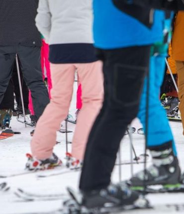 Classe de neige en Suisse : un enseignant suspendu après avoir fourni de la vodka à des élèves de 14-15 ans