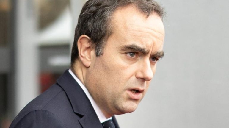 Aides Sociales allaité trois enfants Allocations familiales Anti-cafard Dîner en famille Prestations sociales 