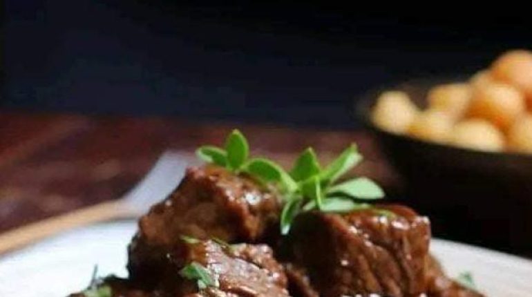 Bœuf bourguignon Cuisine française Plat réconfortant Purée de pommes de terre Recette Traditionnelle 