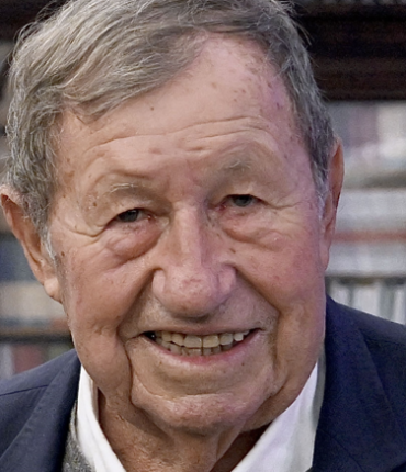 Guy Roux affirme qu&rsquo;une femme « est faite pour avoir des enfants » et que le football n&rsquo;est « pas fait pour les bassins larges » : la polémique enfle après ses déclarations sur le foot féminin