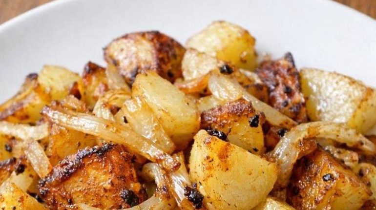 Accompagnement Cuisine familiale Oignons au four Plat économique Pommes de terre Recette facile 