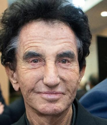 Jack Lang bousculé et projeté au sol par des militants anti-pédocriminalité : l&rsquo;ancien ministre porte plainte après son agression devant l&rsquo;Opéra Garnier