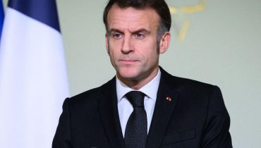 Candidature Champs-Élysées Électeurs fidèles Emmanuel Macron Politique française Présidentielle 2032 
