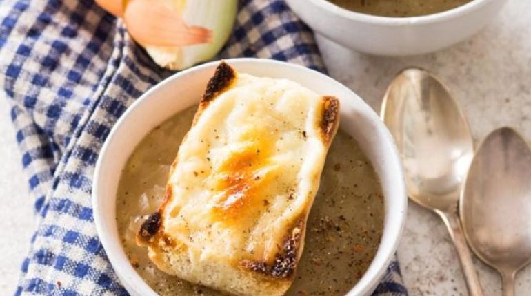 Bâtonnets de fromage Cuisine française Plat réconfortant Reblochon Recette Hivernale Soupe à l'oignon 