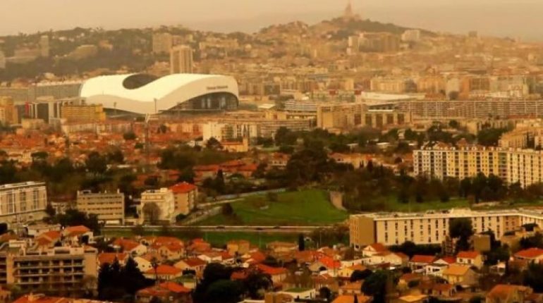 accusent la France Alertes météo changement climatique. Particules fines Sable du Sahara Sirocco 
