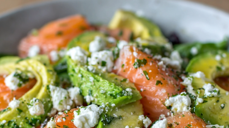 Avocats Chèvre frais Déjeuner minceur Recette rapide Salade composée Saumon fumé 